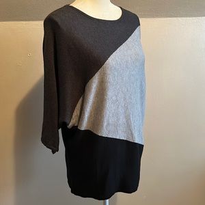 Magaschoni grey and black color block cashmere blend sweater w/dolman sleeve